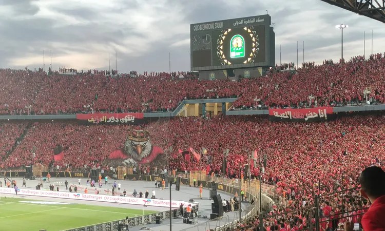 “真正的比赛之王”阿尔阿赫利球迷在对阵埃斯佩兰斯的比赛中将扎马雷克形容为“假的”。