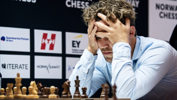 马格努斯·卡尔森 (Magnus Carlsen) 在斯塔万格举行的 2024 年挪威国际象棋锦标赛上的有限使用图片。（照片来自挪威国际象棋/Stev Bonhage，仅在 2024 年挪威国际象棋锦标赛期间使用）。