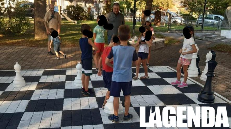 在卡普里广场的巨型棋盘上举行国际象棋锦标赛 • 议程