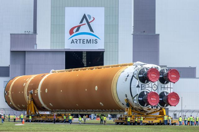 미 플로리다주 케이프커내버럴의 케네디 우주센터에서 24일 미국 항공우주국(NASA·나사) 아르테미스2호 임무에 쓰일 코어스테이지가 완전히 조립된 우주발사시스템(SLS) 로켓이 조립건물로 옮겨지고 있다。 212피트(약62.6m), 277만L의 극저온 액체 추진체를 2. 2. 2. 2. 4. 5. 7. 7. 7. 7. 7. 7. 7. 7. 7. 7. 7. 7. 7. 7. 7. 7. 7. 7. 1972 年 12 月 17 日 51 日2025 年 2026 年 1 月 1 日。 플로리다=EPA 연합뉴스